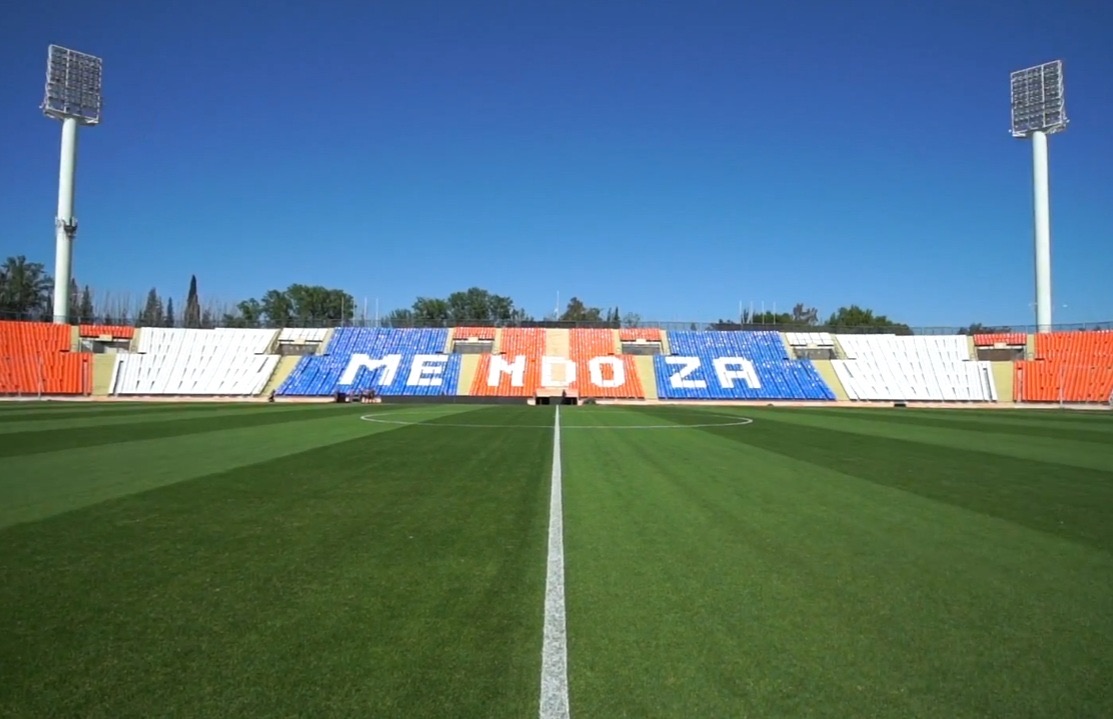 El campo de juego del estadio Malvinas Argentinas de Mendoza, con la palabra «Mendoza» escrita en las butacas de la tribuna; foto de archivo de 2018 (foto: Selección Nacional de México, Wikimedia Commons, licencia CC BY 3.0)