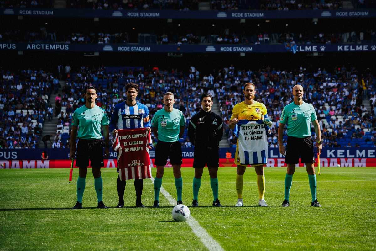 Los capitanes del Espanyol y del Atlético de Madrid posan con el cuerpo arbitral en el círculo central del RCDE Stadium antes del partido, con camisetas de la campaña contra el cáncer de mama (foto: prensa RCD Espanyol)