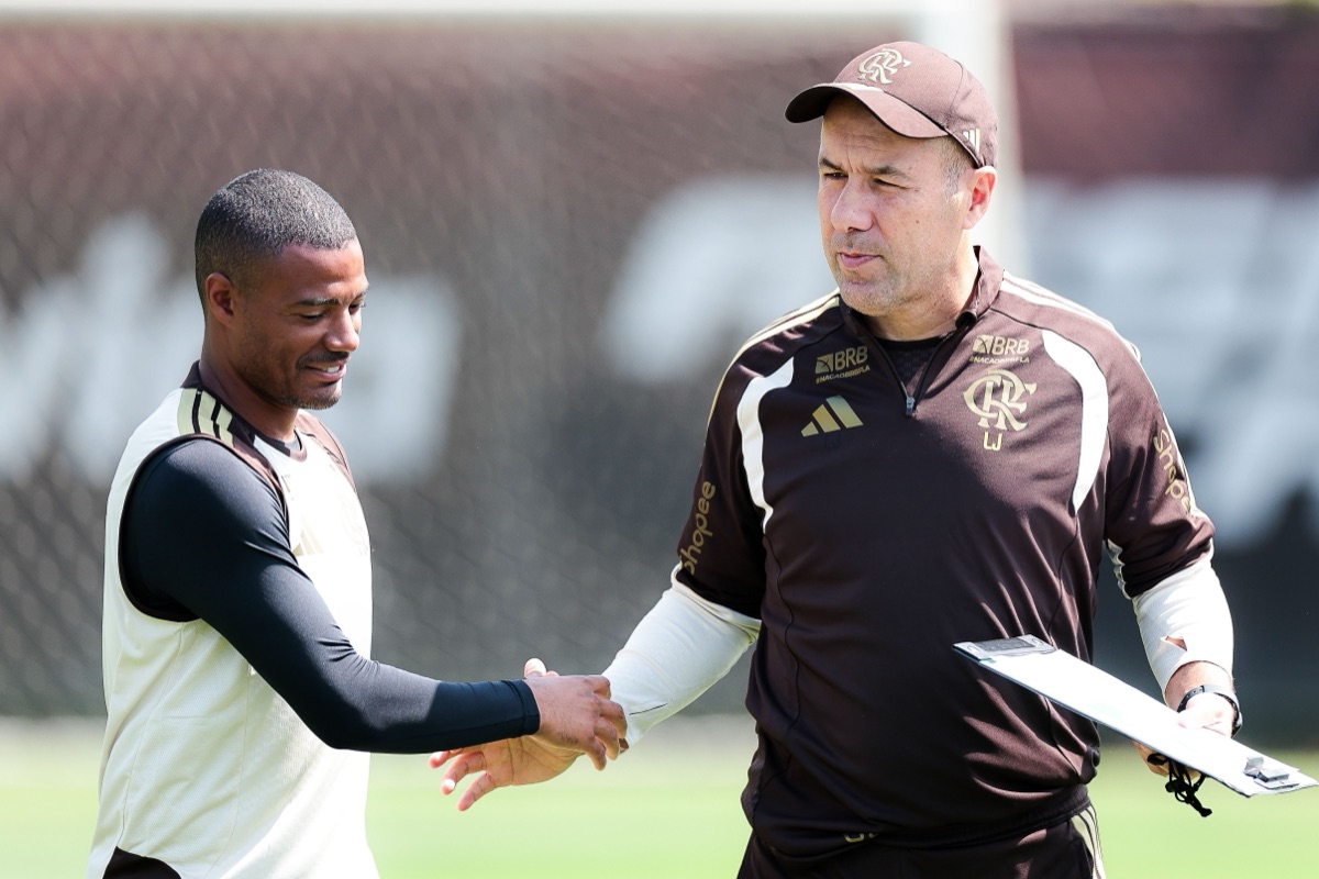 Leonardo Jardim, entrenador de Flamengo, con buzo bordó y una planilla en la mano, le da la mano a Nicolás de la Cruz durante un entrenamiento en el Ninho do Urubu, el 1° de octubre; foto de archivo (foto: prensa oficial de Flamengo / CRF)