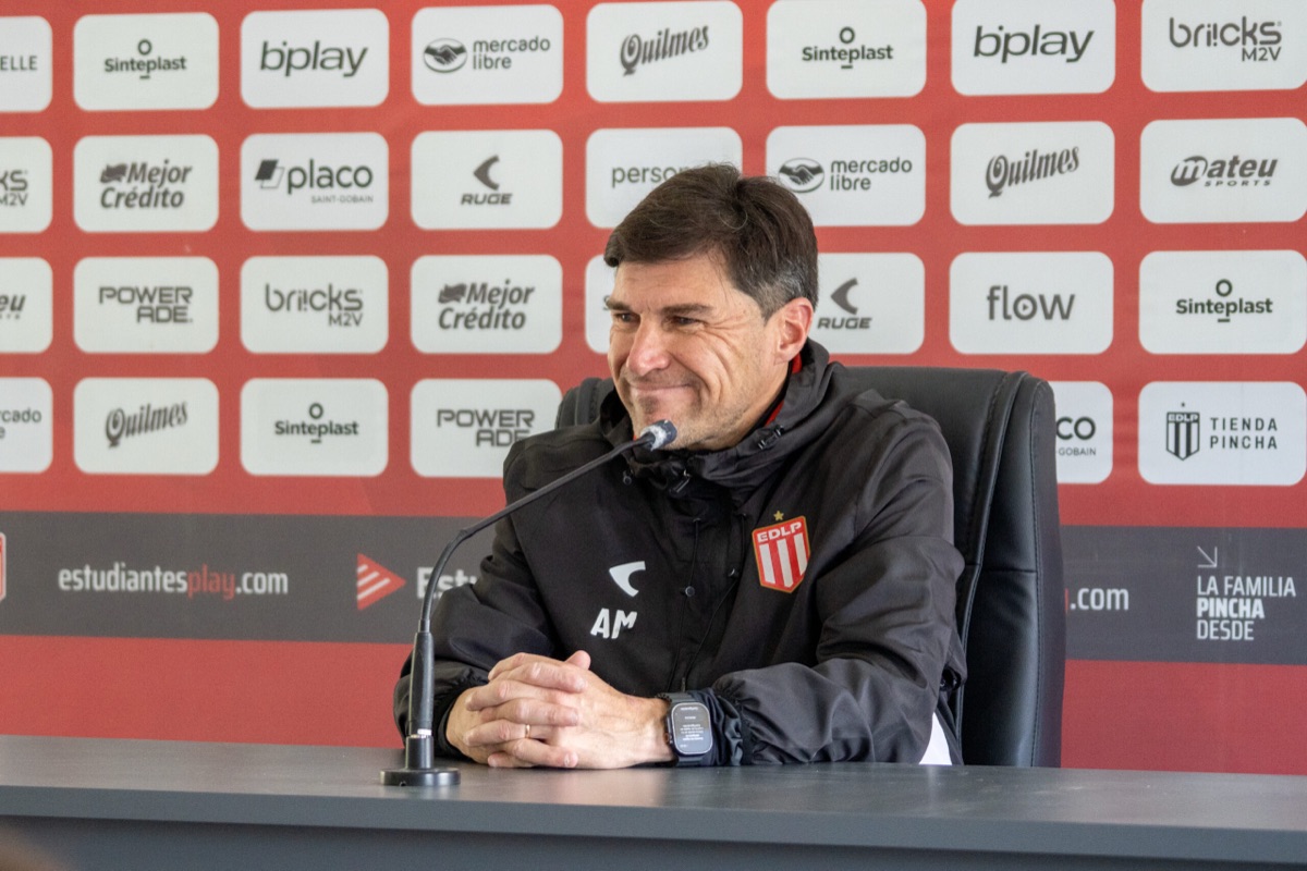 Alexander Medina, entrenador de Estudiantes, sonríe en una conferencia de prensa en el predio del club, con la campera negra del Pincha; foto de archivo del martes 20 de octubre (foto: prensa Estudiantes de La Plata)
