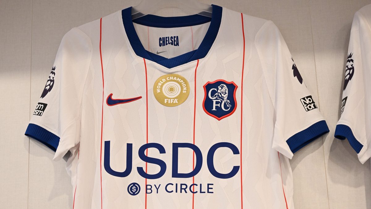 La camiseta alternativa blanca de Chelsea, con vivos azules y rojos, colgada en el vestuario visitante del Hill Dickinson Stadium antes del partido con Everton (foto: prensa Chelsea FC)