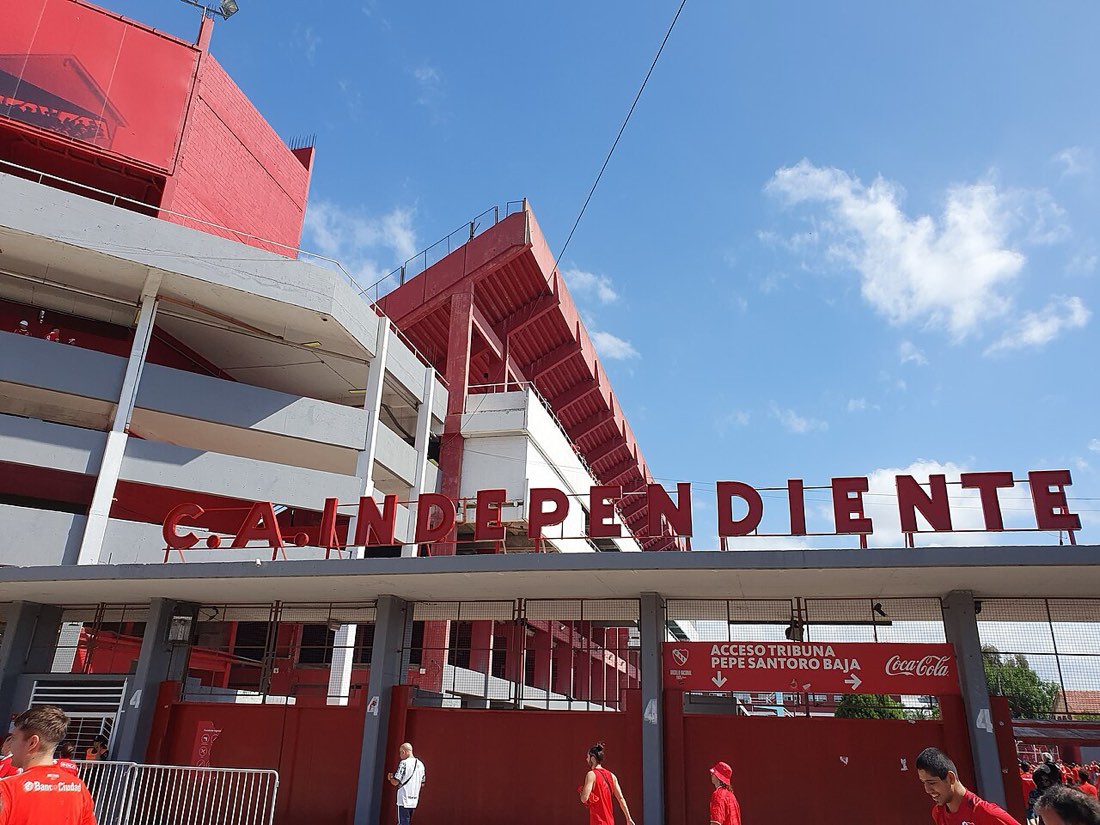 El acceso a una tribuna del estadio Libertadores de América-Ricardo Enrique Bochini, de Independiente, con el cartel «C.A. Independiente» en letras rojas; foto de archivo (foto: Leandogo, Wikimedia Commons, licencia CC BY-SA 4.0)