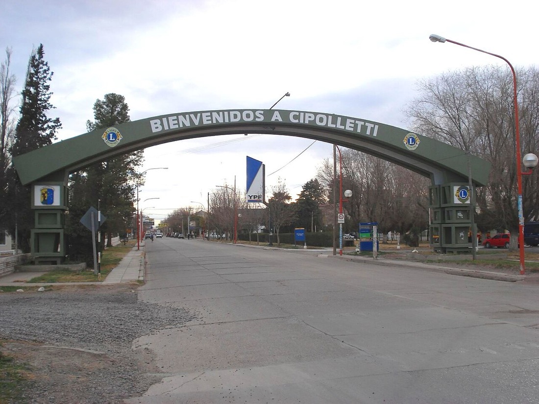 El arco de bienvenida a la ciudad de Cipolletti, en Río Negro, sobre una avenida de entrada; foto de archivo de 2009 (foto: Arcibel, Wikimedia Commons, licencia CC BY-SA 3.0)