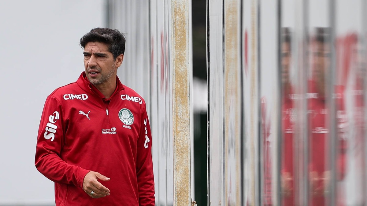 Abel Ferreira, entrenador de Palmeiras, con la campera roja de entrenamiento del club, camina durante una práctica en la Academia de Fútbol; foto de archivo de octubre de 2026 (foto: Cesar Greco / Palmeiras)