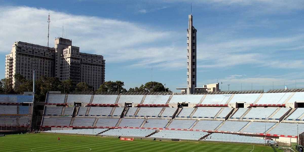 La Tribuna Olímpica del Estadio Centenario de Montevideo con la Torre de los Homenajes en el centro, durante un partido; foto de archivo de 2012 (foto: Uwebart, Wikimedia Commons, licencia CC BY-SA 3.0)