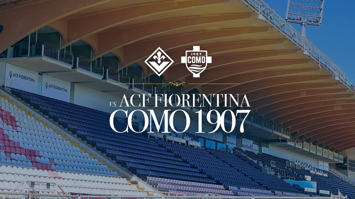 Afiche oficial del Como 1907 para el partido con la Fiorentina, con los escudos de los dos clubes sobre una tribuna vacía del estadio Artemio Franchi (foto: prensa Como 1907)