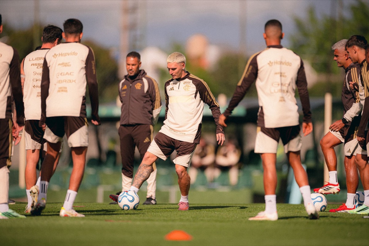 Jugadores de Flamengo, con ropa de entrenamiento blanca y marrón, hacen trabajos con pelota en el predio de Defensa y Justicia antes de la ida; foto de archivo del miércoles 14 de octubre (foto: Adriano Fontes / Flamengo)