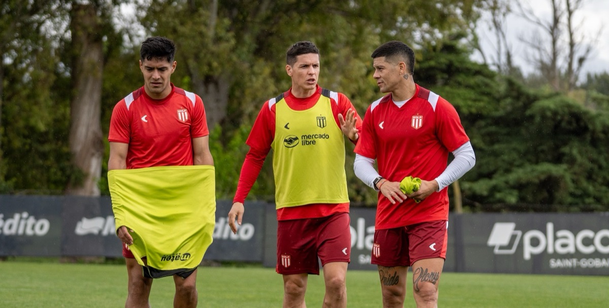 Jugadores de Estudiantes, con ropa de entrenamiento roja y una pechera amarilla, caminan por la cancha durante una práctica; foto de archivo de octubre de 2026 (foto: prensa Estudiantes de La Plata)