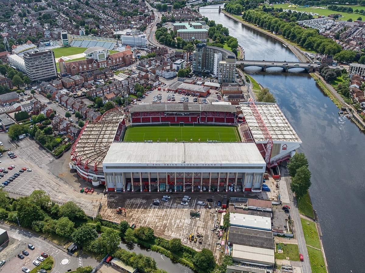 Vista aérea del City Ground, el estadio del Nottingham Forest, con el campo de juego en el centro y el río Trent a la derecha; foto de archivo de agosto de 2023 (foto: Arne Müseler, Wikimedia Commons, licencia CC BY-SA 3.0 DE)