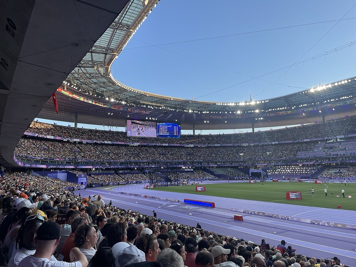 El Stade de France, en Saint-Denis, con las tribunas llenas. Foto de archivo de agosto de 2024 (Ilan Costica, Wikimedia Commons, dominio público CC0)