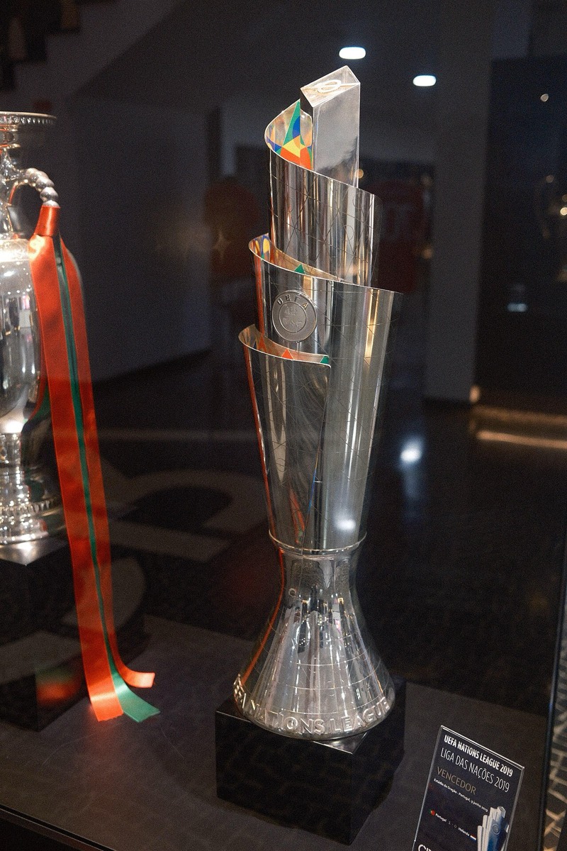El trofeo de la UEFA Nations League, en exhibición (foto: Tkotw12, Wikimedia Commons, licencia CC BY-SA 4.0)