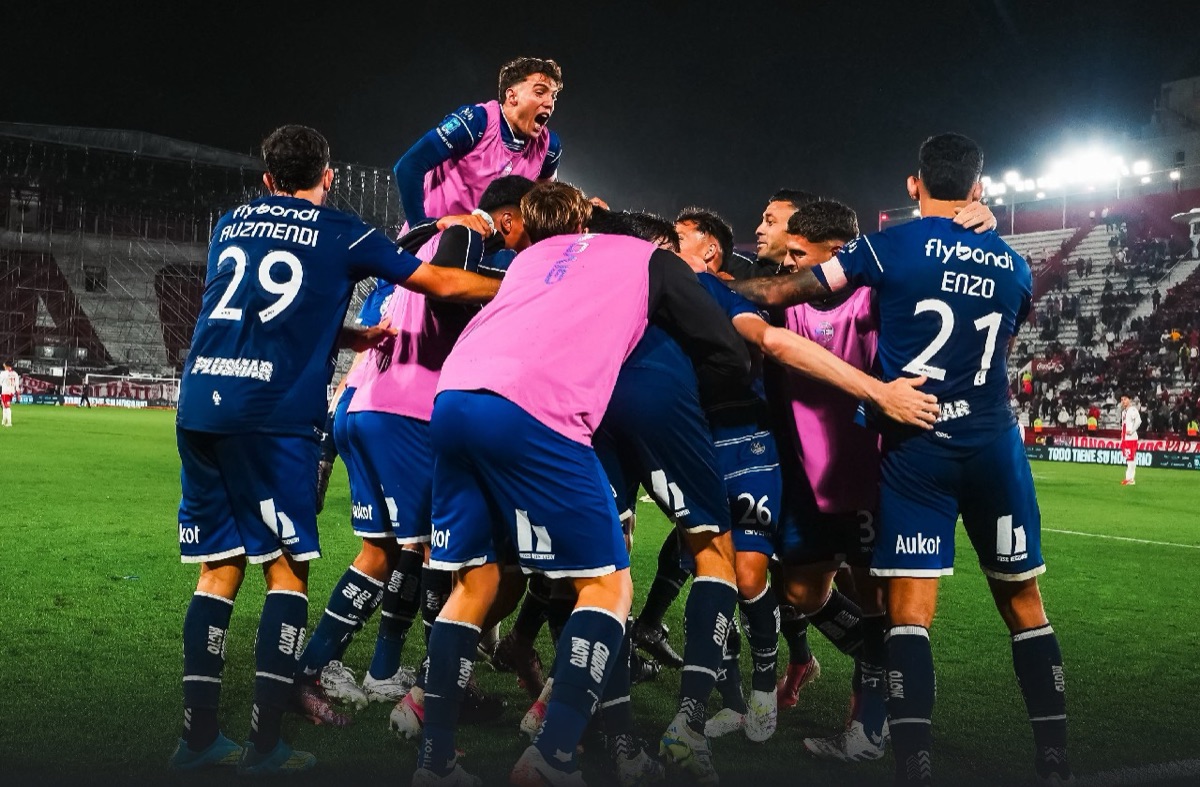 Jugadores de Gimnasia, con camiseta azul y pecheras rosas los suplentes, se abrazan y saltan para festejar un gol; foto de archivo de octubre de 2026 (foto: prensa Gimnasia y Esgrima La Plata)