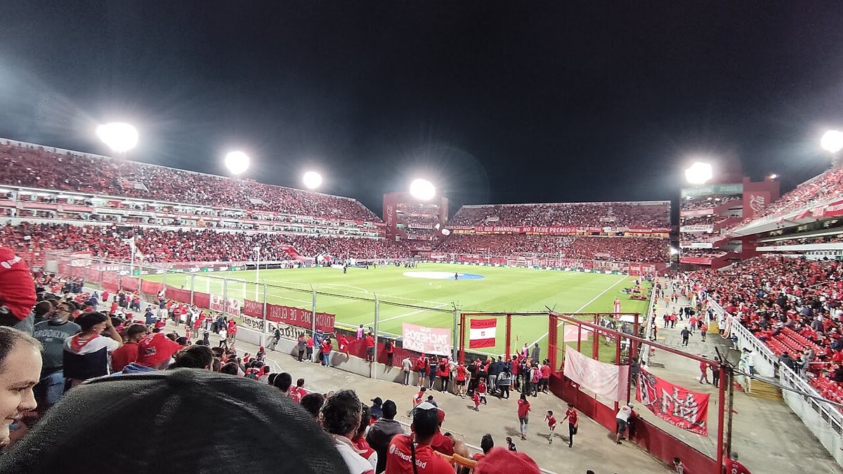 Vista panorámica del estadio Libertadores de América-Ricardo Enrique Bochini de noche, con las tribunas rojas llenas de hinchas de Independiente y las luces encendidas; foto de archivo de 2022 (foto: Nicolasmayercai, Wikimedia Commons, licencia CC BY-SA 4.0)