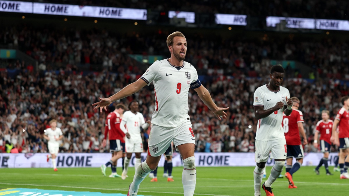 Harry Kane, con la camiseta blanca número 9 y la cinta de capitán, abre los brazos para festejar su segundo gol ante Chequia en Wembley (foto: prensa oficial de la federación inglesa)