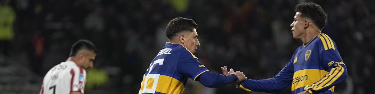 Miguel Merentiel, con la camiseta azul y oro de Boca, choca las manos con un compañero durante el empate ante Instituto en el Kempes (foto: prensa Boca Juniors)