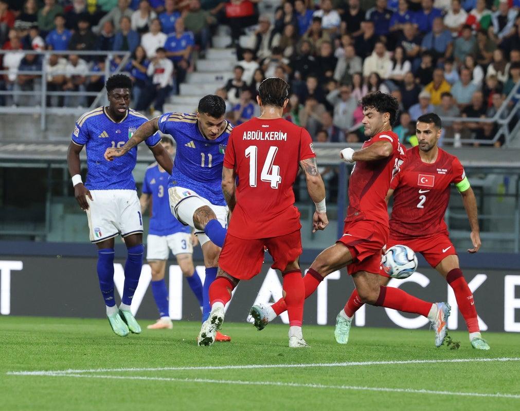 Gianluca Scamacca, con la camiseta 11 de Italia, remata ante la marca de Abdülkerim Bardakci y otros defensores de Turquía en el estadio Dall'Ara (foto: prensa oficial de la FIGC)