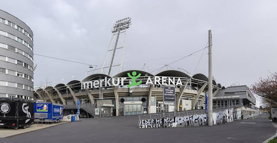 El acceso al estadio Merkur Arena de Graz, la cancha del Sturm, con su techo de arcos y el cartel en la fachada; foto de archivo de 2024 (foto: Thomas Ledl, Wikimedia Commons, licencia CC BY 4.0)