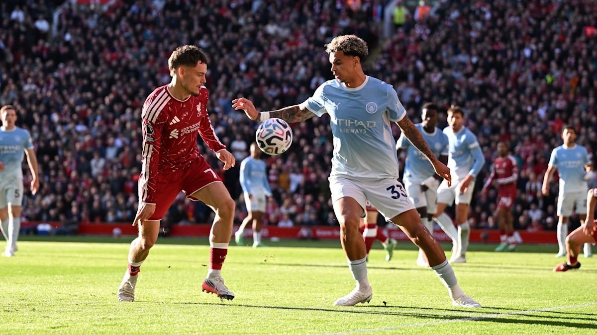 Florian Wirtz, con la camiseta roja número 7 del Liverpool, frente a Nico O'Reilly, del Manchester City, que controla la pelota en Anfield (foto: Liverpool FC)