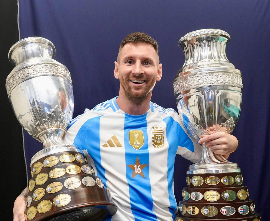 Lionel Messi posa con las dos Copas América ganadas con la Selección Argentina