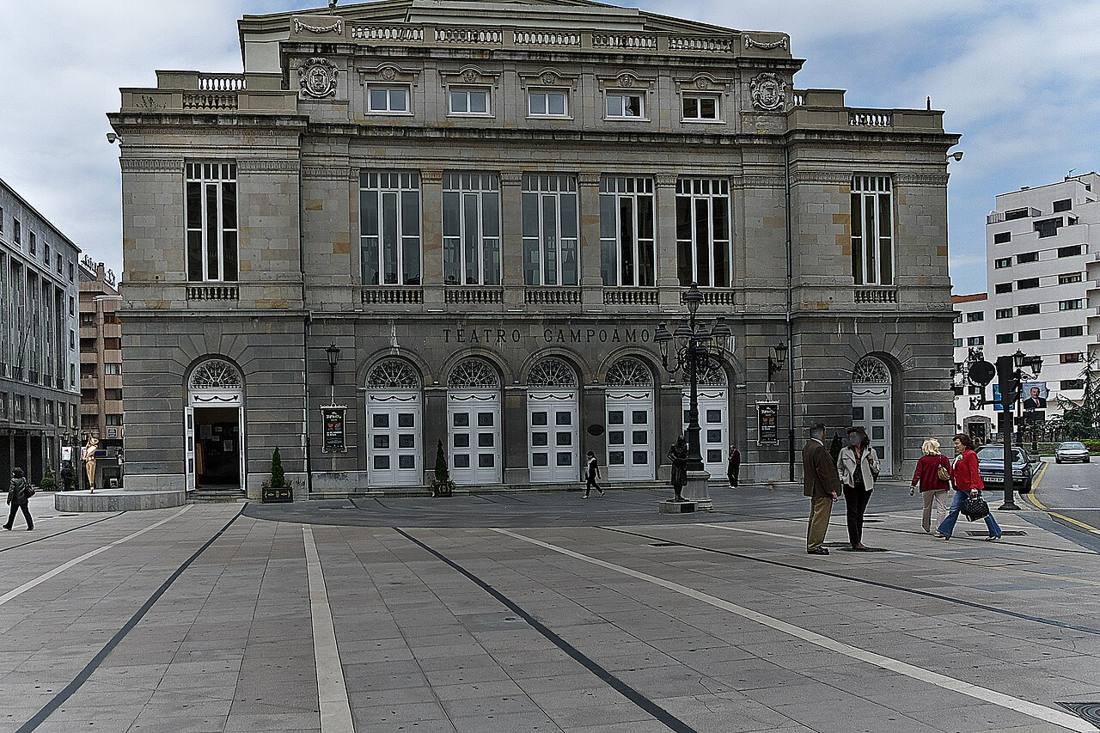 La fachada del Teatro Campoamor de Oviedo, donde se entregan los Premios Princesa de Asturias, vista desde la plaza; foto de archivo de 2011 (foto: Jl FilpoC, Wikimedia Commons, licencia CC BY-SA 4.0)