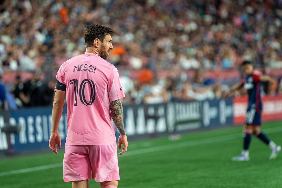 Lionel Messi, de espaldas, con la camiseta rosa número 10 del Inter Miami durante un partido de la MLS; foto de archivo de julio de 2025 (foto: Bryan Berlin, Wikimedia Commons, licencia CC BY-SA 4.0)
