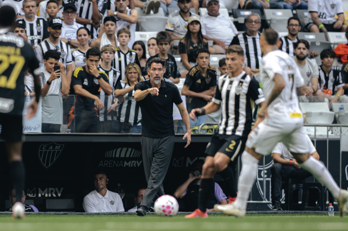 Eduardo Domínguez, técnico de Atlético Mineiro, vestido de negro, da indicaciones con el brazo extendido junto a la línea de cal de la Arena MRV durante el partido ante Santos por el Brasileirão (foto: Pedro Souza / prensa oficial de Atlético Mineiro)