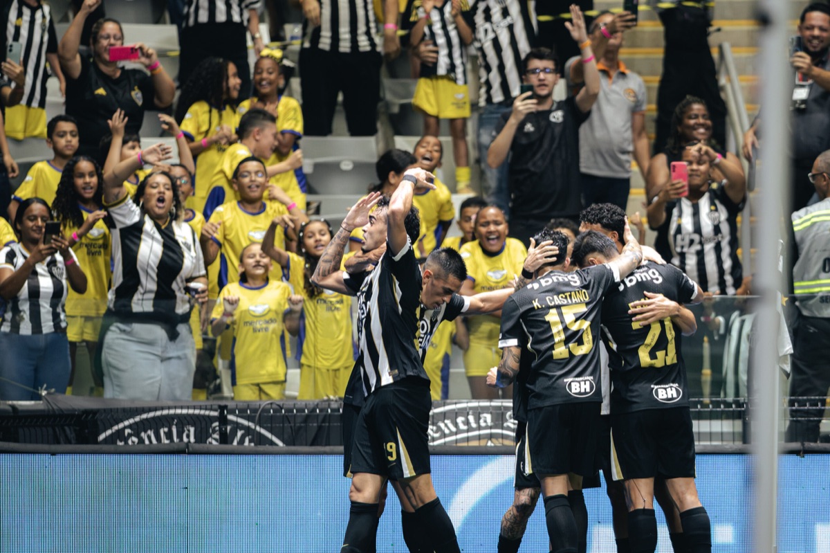 Jugadores de Atlético Mineiro, de espaldas con la camiseta negra y números amarillos, entre ellos Kevin Castaño (15), festejan uno de los goles del 3-0 a Montevideo City Torque frente a la tribuna de la Arena MRV (foto: Pedro Souza / prensa oficial de Atlético Mineiro)