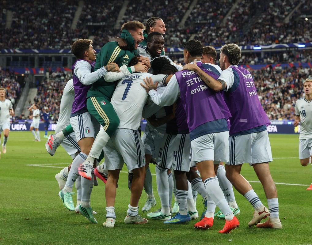 Los jugadores de Italia se abrazan para festejar el gol del empate ante Francia en el Stade de France