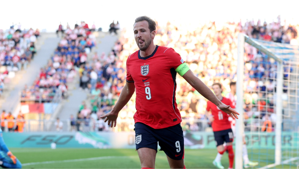 Harry Kane, con la camiseta roja número 9 y la cinta de capitán, festeja uno de sus goles ante Croacia en Rijeka. Foto de archivo del 3 de octubre de 2026, difundida por la federación inglesa
