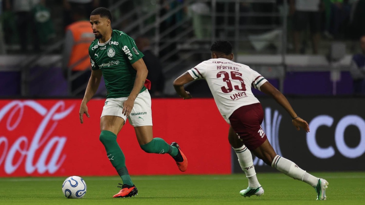 Murilo, defensor de Palmeiras, con la camiseta verde, conduce la pelota perseguido por Hércules, de Fluminense, durante la vuelta de la semifinal (foto: Cesar Greco / Palmeiras)
