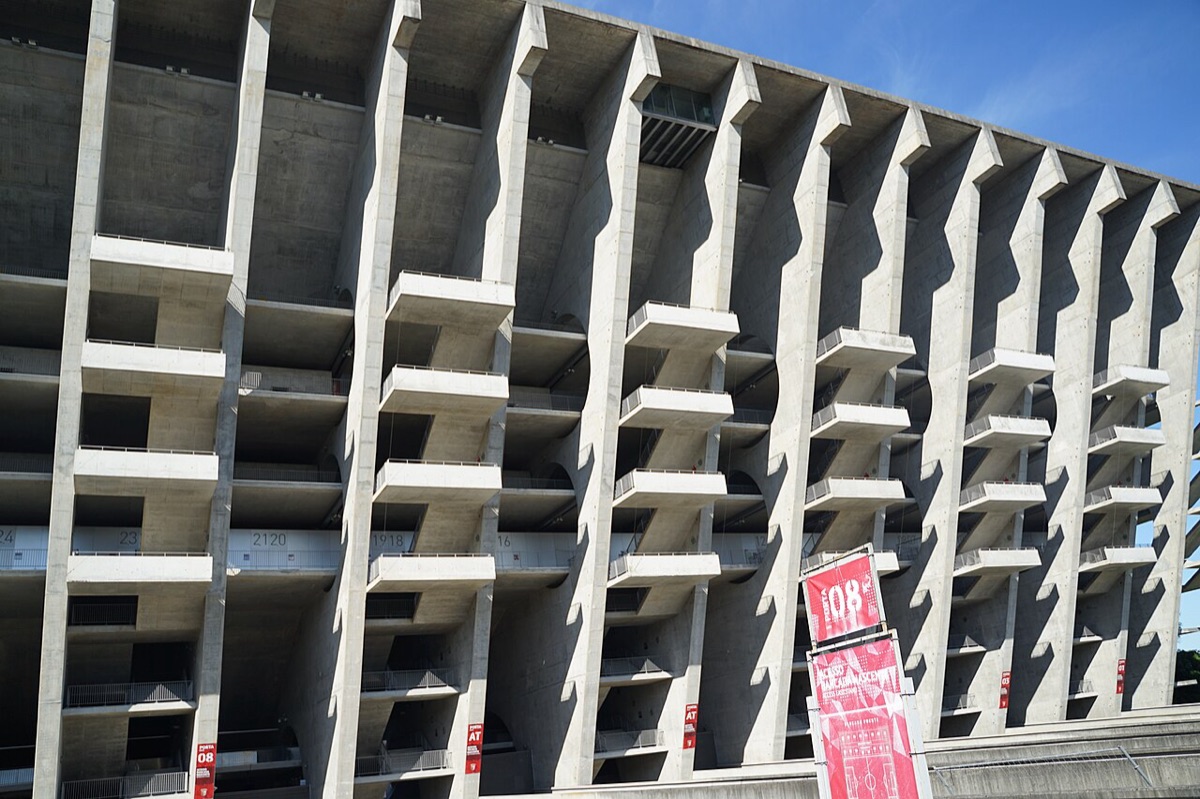 Fachada del Estádio Municipal de Braga, con sus columnas y balcones de hormigón bajo el cielo azul (foto de archivo: Joseolgon, Wikimedia Commons, CC BY-SA 4.0)