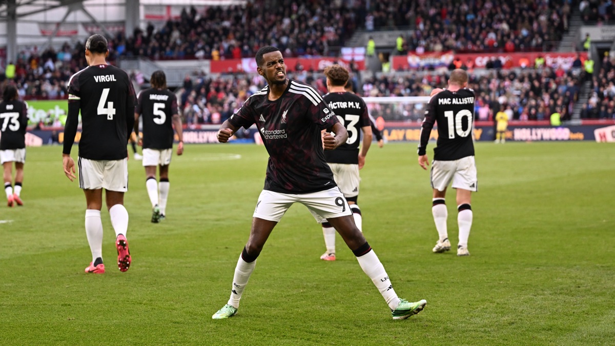 Alexander Isak, con la camiseta alternativa oscura de Liverpool, festeja en la cancha del Gtech Community Stadium; atrás se ven Van Dijk, Jacquet, Víctor Muñoz y Mac Allister (foto: prensa Liverpool FC)