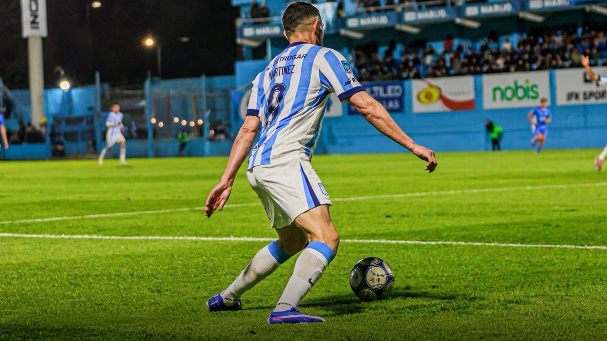 Adrián Martínez, con la camiseta 9 de Racing, prepara un pase en el partido ante Estudiantes de Río Cuarto en el estadio Antonio Candini (foto: Liga Profesional de Fútbol)