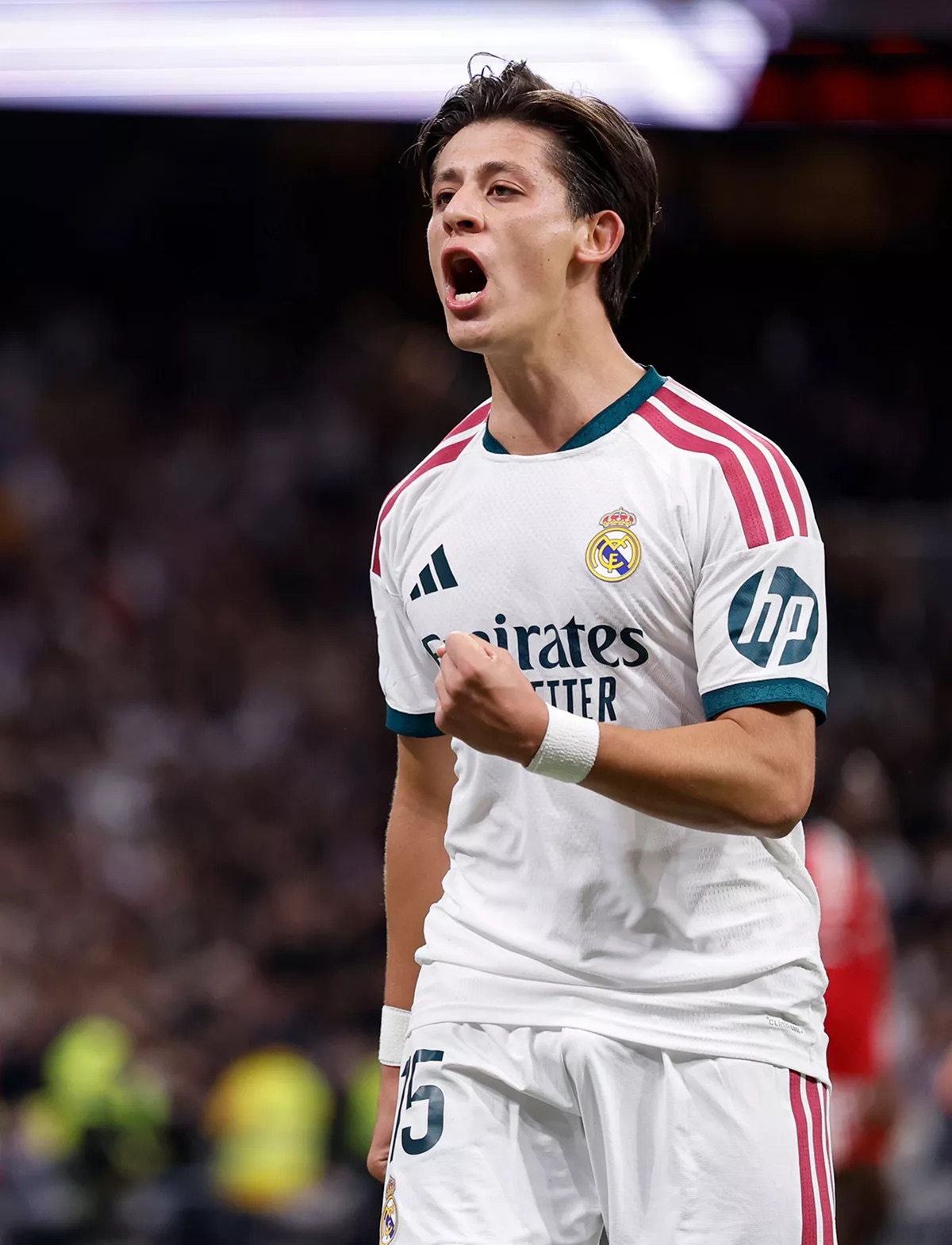 Arda Güler, con la camiseta blanca del Real Madrid y el número 15, grita con el puño cerrado después de su gol ante el Sevilla en el Bernabéu (foto: Real Madrid C.F.)