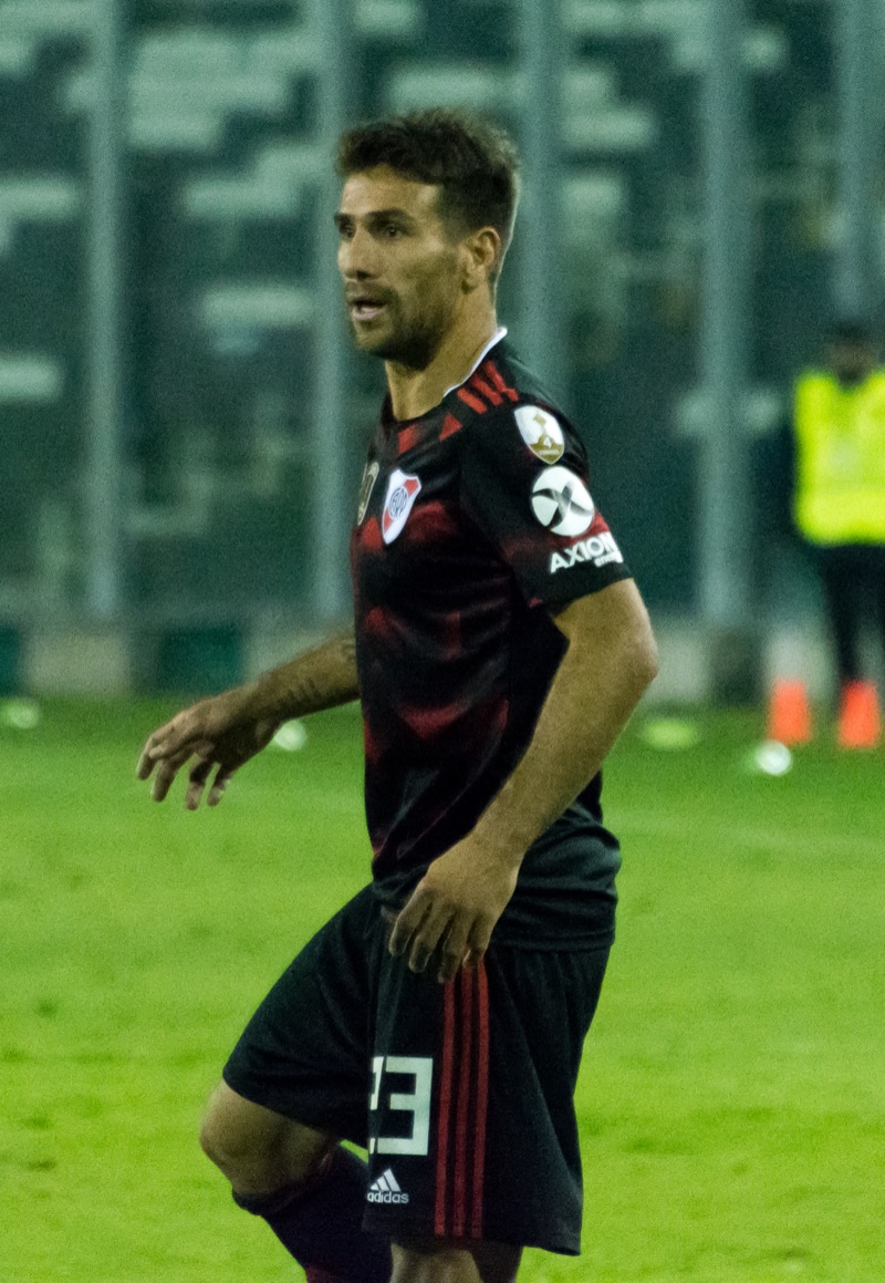 Leonardo Ponzio, con la camiseta negra y roja de River y el número 23, durante un partido de la Copa Libertadores 2019 en Santiago de Chile, en su etapa como jugador; foto de archivo (foto: Carlos Figueroa Rojas / Wikimedia Commons, CC BY-SA 4.0)