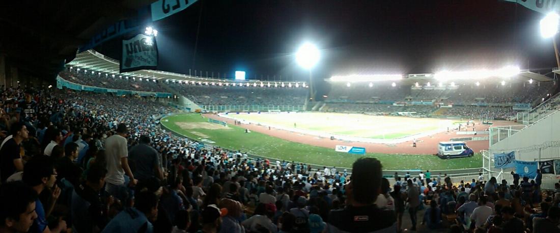 El estadio Mario Alberto Kempes de Córdoba, de noche y con las tribunas llenas, en una vista panorámica desde la platea; foto de archivo de 2016 (foto: Alepizarro32, Wikimedia Commons, licencia CC BY-SA 4.0)
