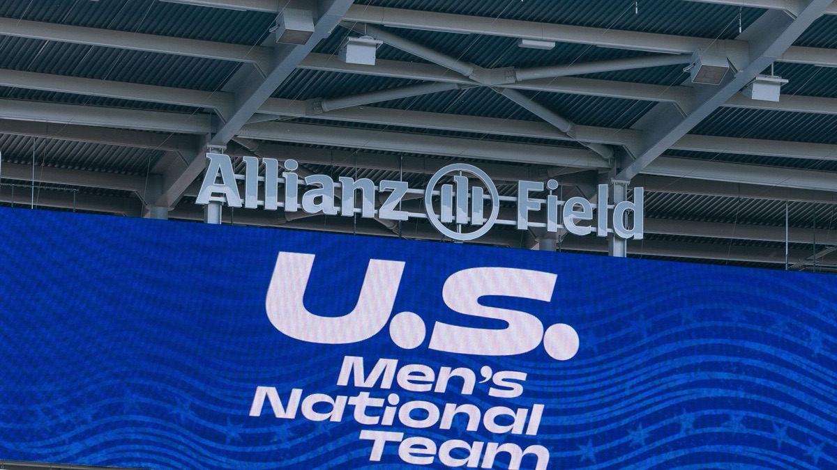 El cartel del Allianz Field sobre la pantalla gigante del estadio, que muestra el logo de la selección masculina de Estados Unidos, en la previa del partido ante Canadá en Saint Paul (foto: prensa oficial de US Soccer)