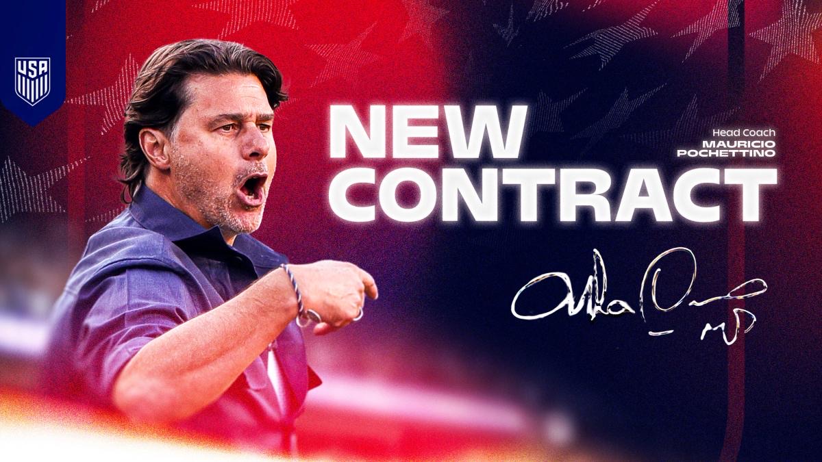 Mauricio Pochettino, con camisa azul, da indicaciones desde el costado de la cancha, en la placa oficial con la que US Soccer anunció en agosto de 2026 su nuevo contrato hasta 2030. Foto de archivo (imagen: prensa oficial de US Soccer)