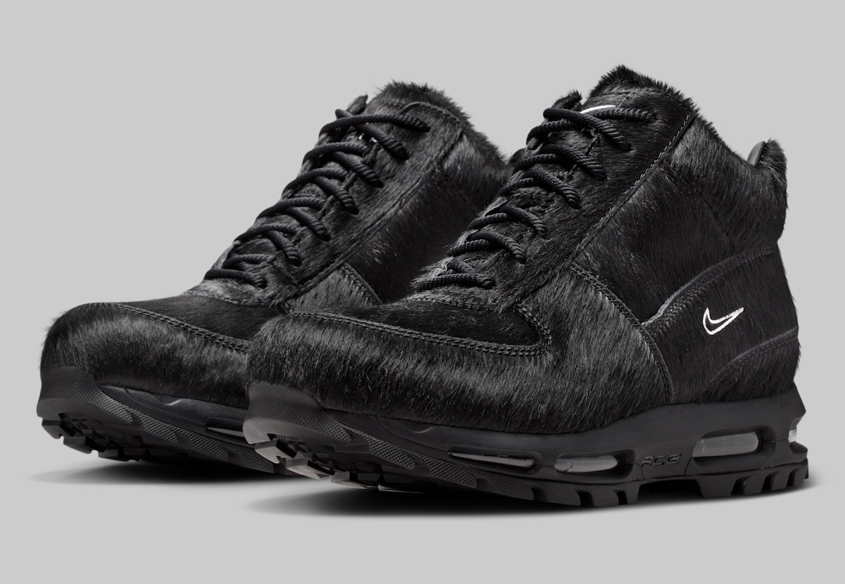 Par de Nike Air Max Goadome Black Pony Hair en tres cuartos sobre fondo gris, con el pelo negro en toda la capellada, cordones negros y Swoosh blancos
