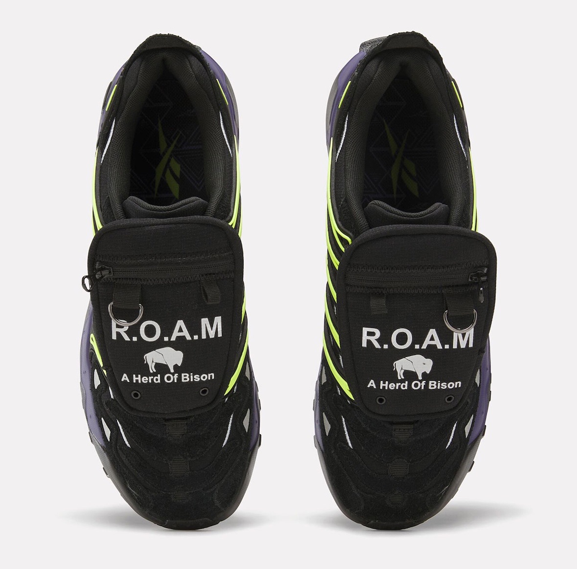 Par de Reebok DMX Trailzillo de A Herd of Bison visto desde arriba, con los bolsillos negros que tapan los cordones, la inscripción R.O.A.M y el logo A Herd Of Bison