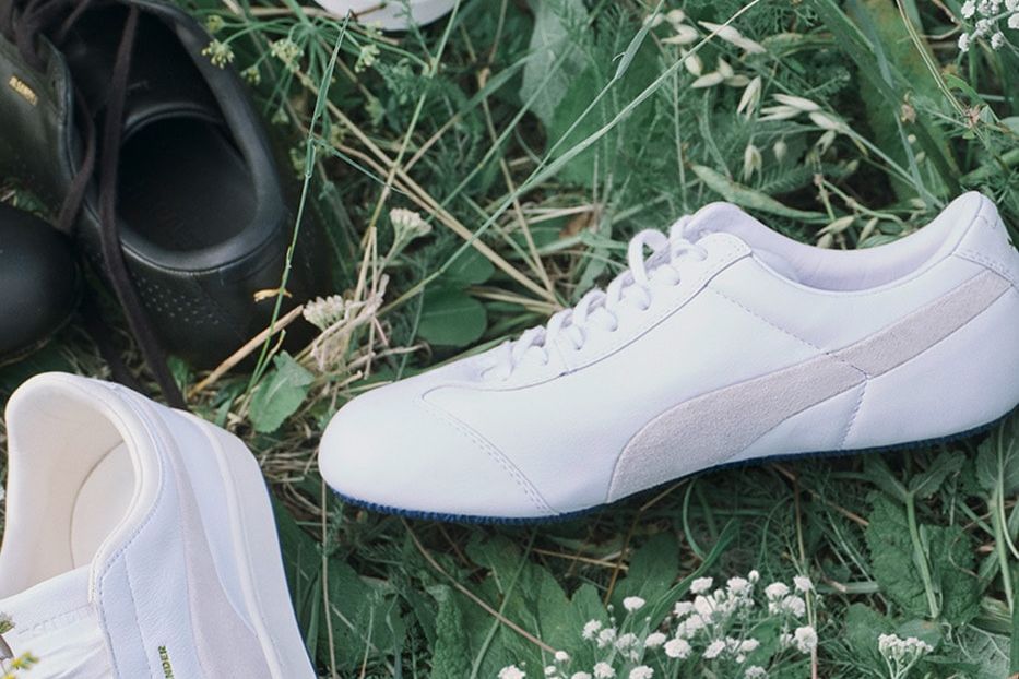 Zapatillas Jil Sander x PUMA blancas y negras sobre el pasto de la campaña de otoño-invierno 2026