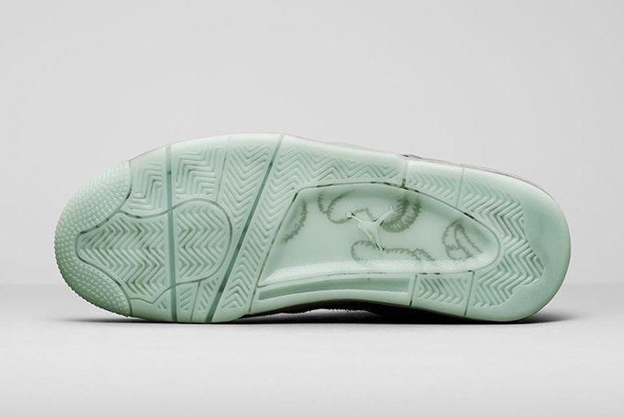 Foto de archivo: suela del KAWS x Air Jordan 4 Cool Grey de 2017, translúcida en verde agua, con las manos del personaje de KAWS y el Jumpman visibles debajo del caucho