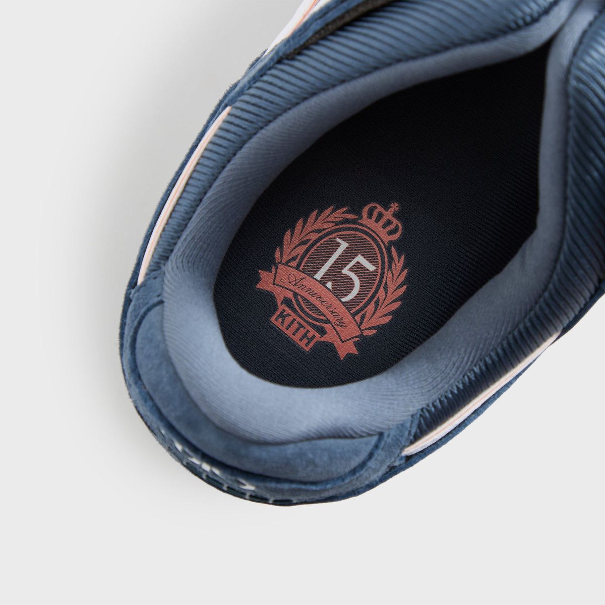 Plantilla de la Kith x ASICS GEL-LYTE III Salmon Toe con el escudo rojo del 15 aniversario de Kith