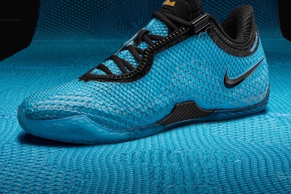 Nike LeBron 24 Stars en azul con Swoosh negro, apoyada sobre un tejido azul