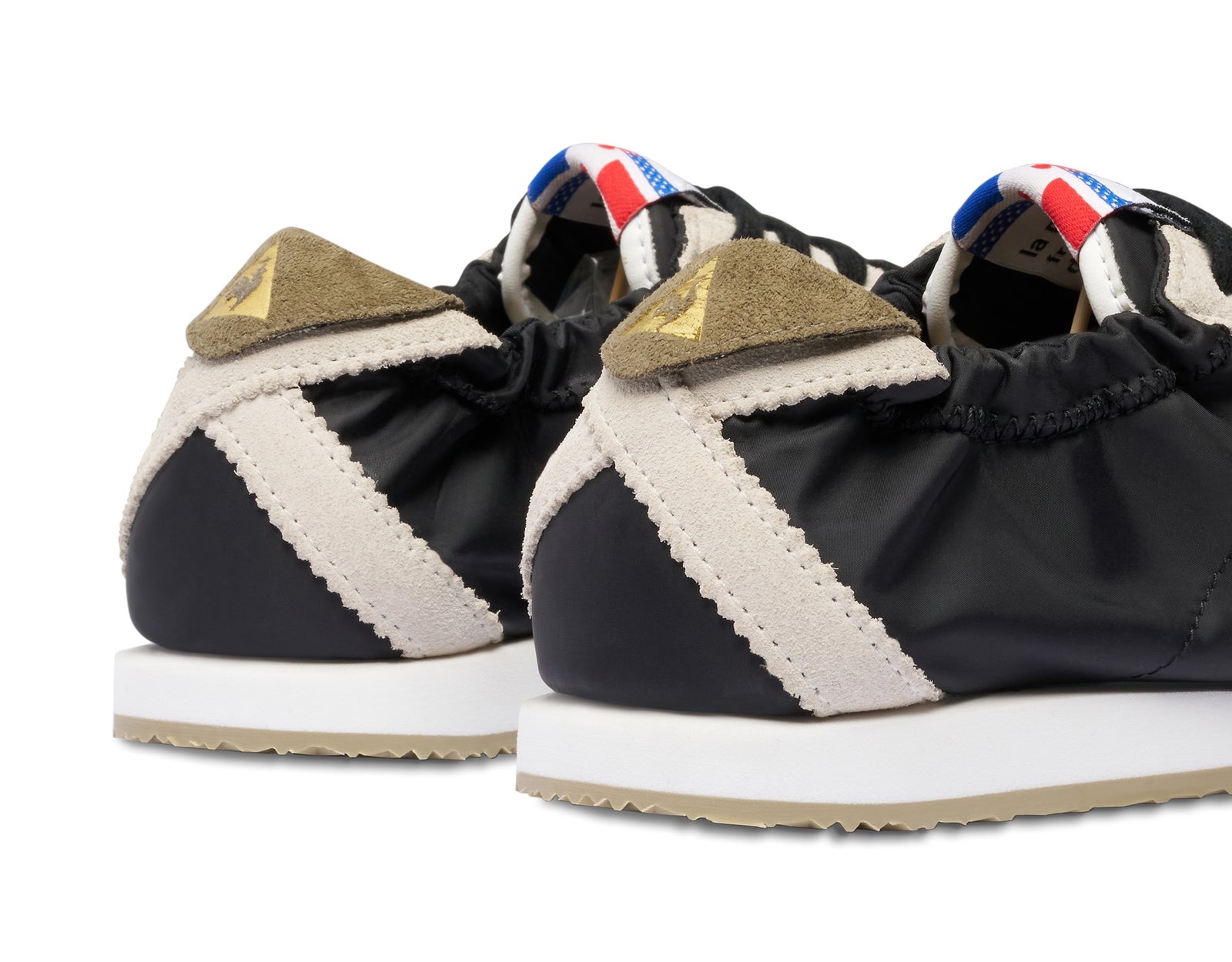 Detalle del talón elastizado de la vowels x Le Coq Sportif Wendon con aplique de gamuza oliva y etiqueta tricolor