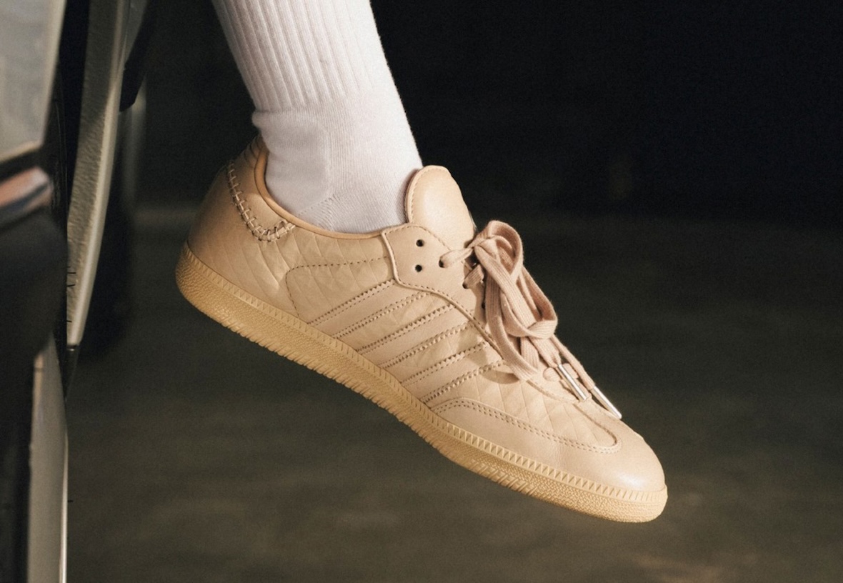 Pie con media blanca calzando el adidas Samba OG x Mercedes-Benz en Magic Beige, con el patrón de rombos y las Tres Tiras del mismo tono