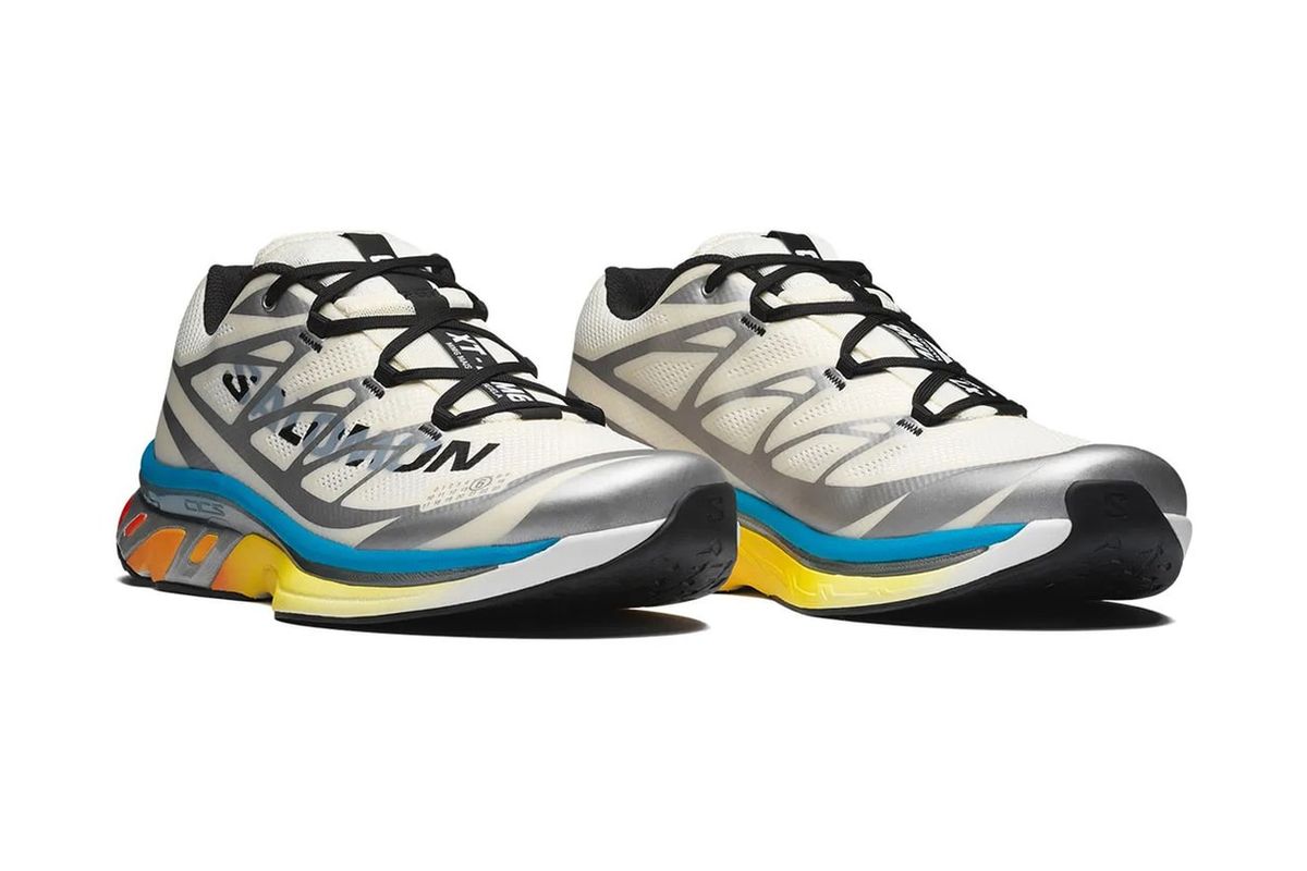 Par de MM6 Maison Margiela x Salomon XT-MM6 en blanco y plateado con media suela multicolor, sobre fondo blanco