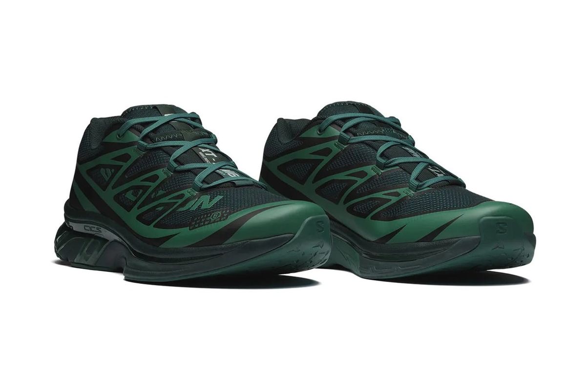 Par de MM6 Maison Margiela x Salomon XT-MM6 en verde oscuro, sobre fondo blanco