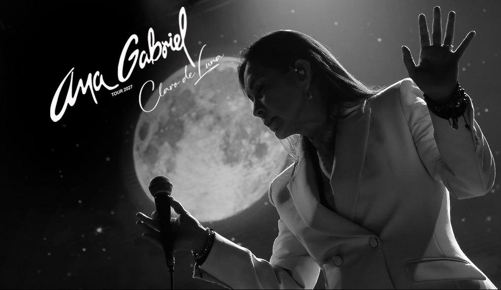 Afiche oficial de la gira «Claro de Luna» 2027 de Ana Gabriel: la cantante en blanco y negro, de saco claro, con la mano levantada frente a una luna llena