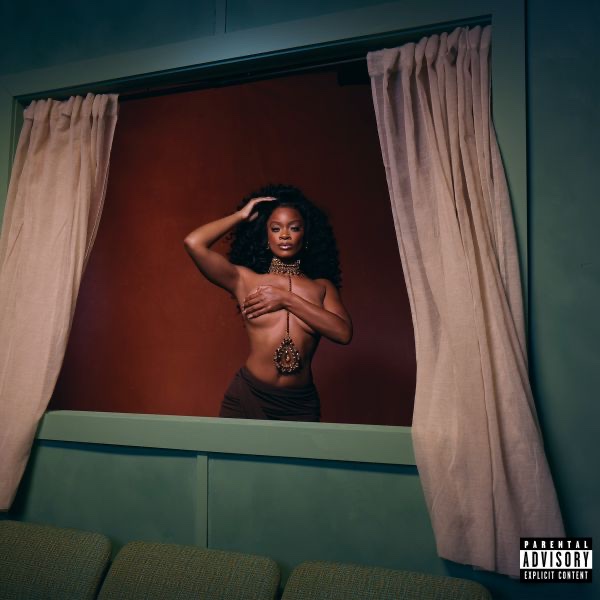 Portada de Vacancy: Late Checkout: Ari Lennox con el pelo largo con rulos, collar y cadena dorados, cubriéndose el pecho con un brazo, de pie detrás de una ventana con cortinas claras abiertas, sobre un fondo rojo y una pared verde